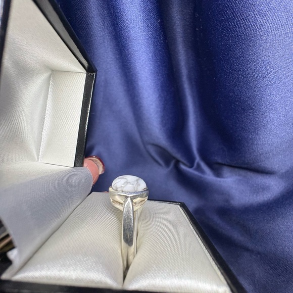 Ring White Buffalo Turquoise Cabochon 925 Sterling Silver Elegant Minimalist - Picture 5 of 8